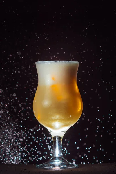 Alcoholische Cocktail Een Glazen Container Achtergrond Van Een Zwarte Muur — Stockfoto