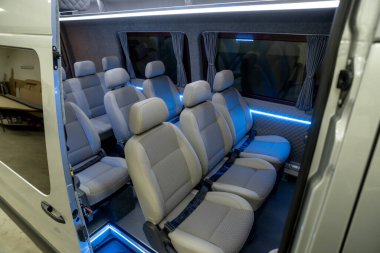 döşenmiş koltuklu rahat yolcu otobüsü