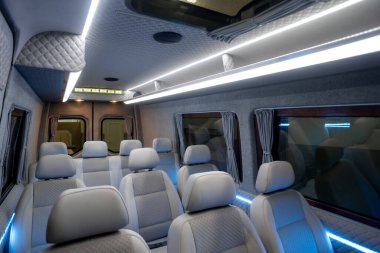 döşenmiş koltuklu rahat yolcu otobüsü