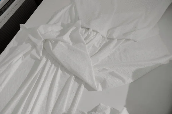 Káoszosan Gyűrött Fehér Texturált Szövet Egy Ruha Fekszik Asztalon Szövet — Stock Fotó