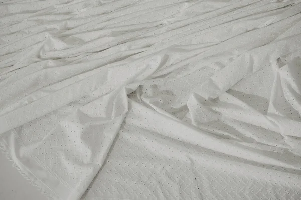 Χαοτικά Τσαλακωμένο Λευκό Υφασμάτινο Ύφασμα Για Ένα Φόρεμα Βρίσκεται Στο — Φωτογραφία Αρχείου