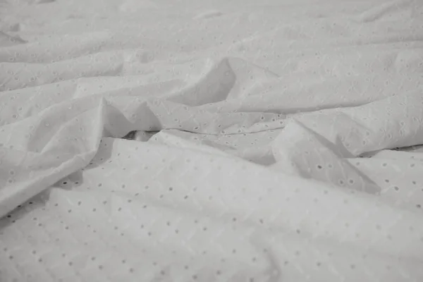 Chaoticky Zmačkaná Bílá Texturovaná Tkanina Šaty Leží Stole Tkanina Pro — Stock fotografie