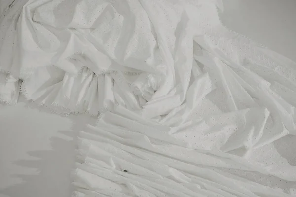 Столе Лежит Хаотично Смятая Белая Текстурированная Ткань Платья Ткань Изготовления — стоковое фото