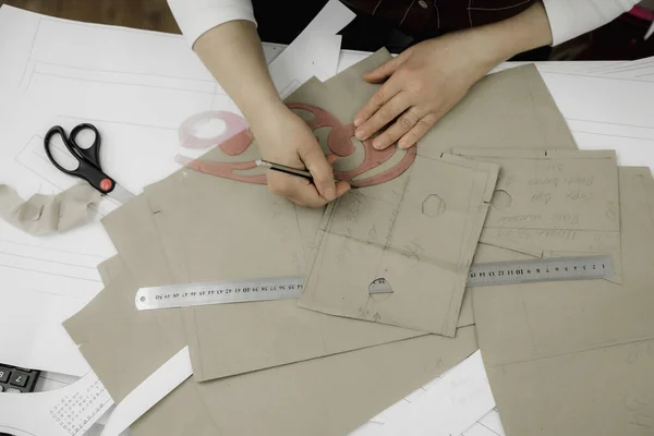 Artigiano Disegna Modelli Taglio Cucire Vestiti Sono Forbici Righello Carta — Foto Stock
