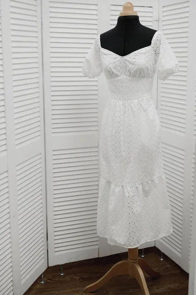 Bílé Šaty Visí Ramínku Pozadí Bílé Obrazovky — Stock fotografie