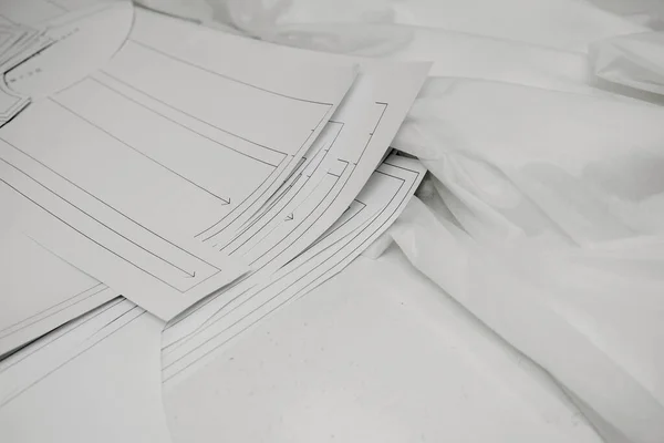 Χαρτί Σχέδιο Για Ράψιμο Φορέματος Βρίσκεται Στο Ύφασμα — Φωτογραφία Αρχείου
