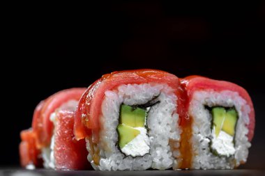 Japon ulusal suşi yemeği, kırmızı balık ve somon cipsi ile rulo.