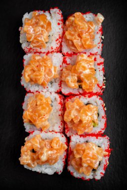 Japon ulusal suşi yemeği, kırmızı balık ve somon cipsi ile rulo.