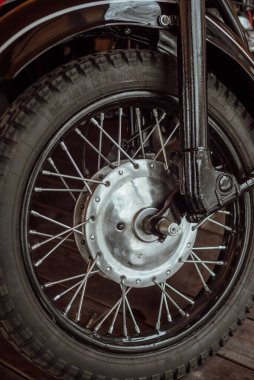 Sovyetler Birliği 'nden eski bir motorsikletin parçaları ve parçaları.