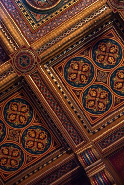 Yapıldığı dekor ve malzeme parçası; ahşap bir kaide üzerindeki simetrik dekoratif desenler