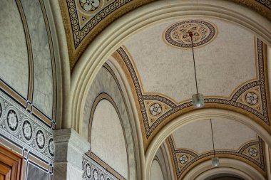 Dekorun ve yapıldığı maddenin bir kısmı; dekore edilmiş duvarları ve tavanı olan eski bir evin mimarisi