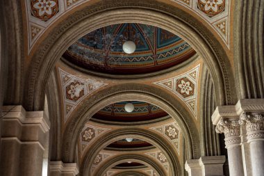 Dekorun ve yapıldığı maddenin bir kısmı; dekore edilmiş duvarları ve tavanı olan eski bir evin mimarisi