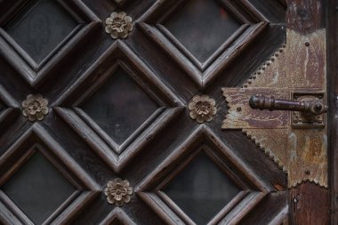 Dekorun ve yapıldığı maddenin bir kısmı, eski ve eski bir kapı ve eski kırsal dekoratif elementler.