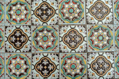 Yapıldığı dekor ve malzeme parçası; renkli desenli kare dekoratif döşeme