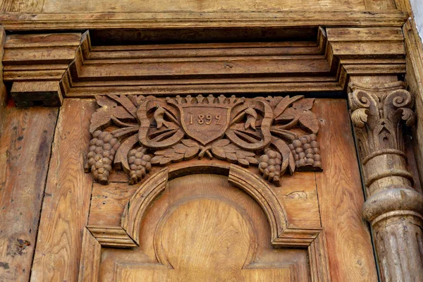 Část Výzdoby Materiálu Kterého Zhotovena Staré Dřevěné Dveře Vyřezávanými Detaily — Stock fotografie