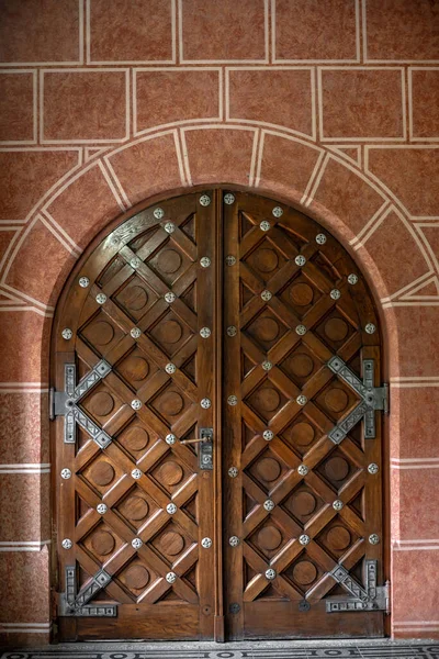 建物のファサードとそれが構築されている材料の装飾の一部 木製のドアと復元された石の壁 — ストック写真