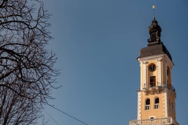 uzay manzaralı sonbahar manzarasının bir parçası; mavi gökyüzünün arka planındaki eski belediye binası