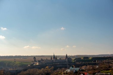 uzay manzaralı sonbahar manzarası; Kamianets-Podilskyi kalesi Kamianets-Podilskyi şehrinde bir kale