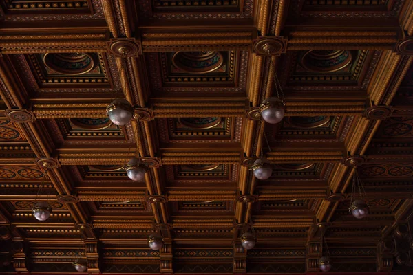 장식용 직물의 일부와 그것을 만드는 샹들리에를 천장에 대칭적으로 장식된 — 스톡 사진