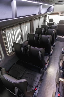 Seyahat veya uzun ulaşım için otobüs; yoldaki yolcuların konforu ve güvenliği; bir grup insanın bireysel transferi; bir kamyonun iç kısmının dönüştürülmesi; döşenmiş koltuklu rahat yolcu otobüsü