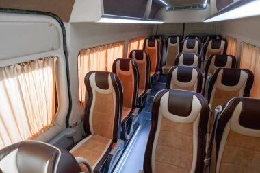 Seyahat veya uzun ulaşım için otobüs; yoldaki yolcuların konforu ve güvenliği; bir grup insanın bireysel transferi; bir kamyonun iç kısmının dönüştürülmesi; döşenmiş koltuklu rahat yolcu otobüsü