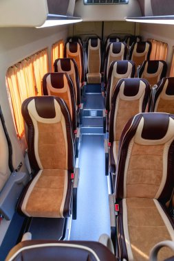 Seyahat veya uzun ulaşım için otobüs; yoldaki yolcuların konforu ve güvenliği; bir grup insanın bireysel transferi; bir kamyonun iç kısmının dönüştürülmesi; döşenmiş koltuklu rahat yolcu otobüsü