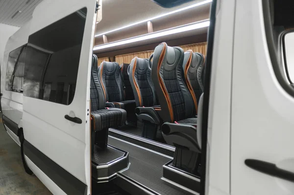 Seyahat veya uzun ulaşım için otobüs; yoldaki yolcuların konforu ve güvenliği; bir grup insanın bireysel transferi; bir kamyonun iç kısmının dönüştürülmesi; döşenmiş koltuklu rahat yolcu otobüsü