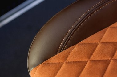 Seyahat veya uzun ulaşım için otobüs; yoldaki yolcuların konforu ve güvenliği; bir grup insanın bireysel transferi; bir kamyonun iç kısmının dönüştürülmesi; döşenmiş koltuklu rahat yolcu otobüsü