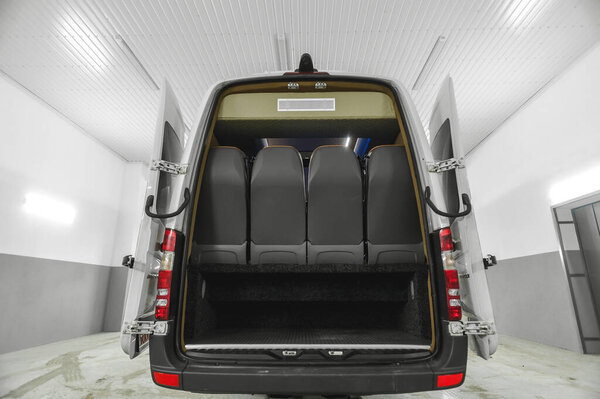 автобус для путешествий или длительных перевозок; комфорт и безопасность пассажиров на дороге; индивидуальный трансфер для группы людей; преобразование интерьера грузовика; комфортный интерьер пассажирского автобуса с мягкими сиденьями