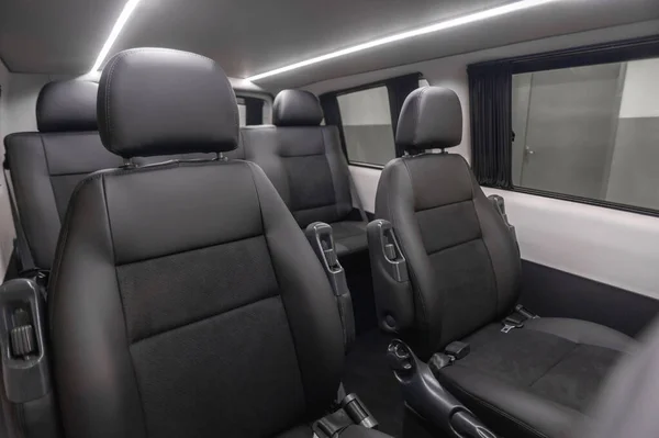 Seyahat veya uzun ulaşım için otobüs; yoldaki yolcuların konforu ve güvenliği; bir grup insanın bireysel transferi; bir kamyonun iç kısmının dönüştürülmesi; döşenmiş koltuklu rahat yolcu otobüsü