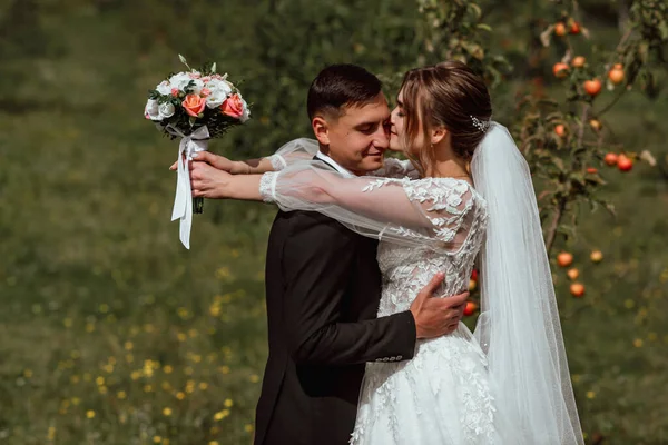 Nowożeńcy Zakochani Dniu Ślubu Stanowią Dla Fotografa Tle Natury Jest Zdjęcia Stockowe bez tantiem