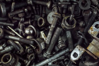 çok sayıda eski paslı ve yağ lekeli araba parçaları.