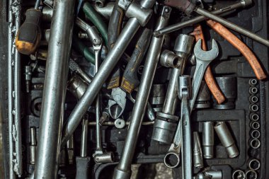 çok sayıda eski paslı ve yağ lekeli araba parçaları.