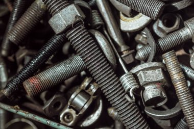 çok sayıda eski paslı ve yağ lekeli araba parçaları.