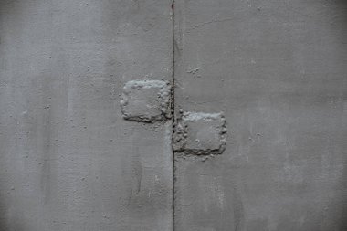 Paslı metal plaka; aşınma, aşınma ve yıkım dokusu; eski boya.