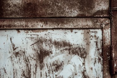 Paslı metal plaka; aşınma, aşınma ve yıkım dokusu; eski boya.