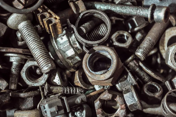 çok sayıda eski paslı ve yağ lekeli araba parçaları.