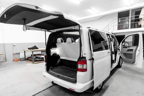 Удобный интерьер пассажирского автобуса с мягкими сиденьями. Дизайн выполнен по заказу. Частное покрытие автомобилей. Различные элементы интерьера автобуса.