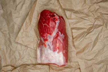 Kraft kağıdının arka planında taze et parçaları