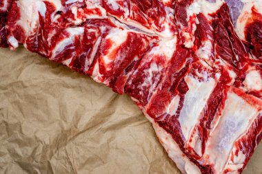 Kraft kağıdının arka planında taze et parçaları