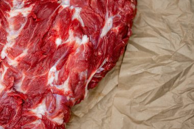 Kraft kağıdının arka planında taze et parçaları