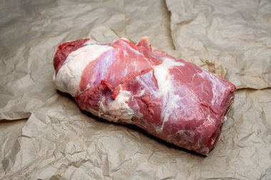 Kraft kağıdının arka planında taze et parçaları