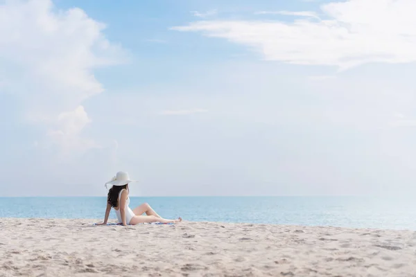 Summer Vacation Beach Young Woman Relaxing Beach Sea View — Stock Photo, Image