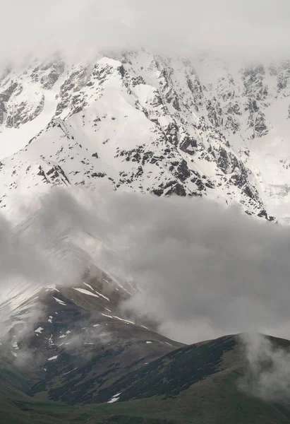 ジョージア州の雲の雪の山と緑の山の尾根 — ストック写真