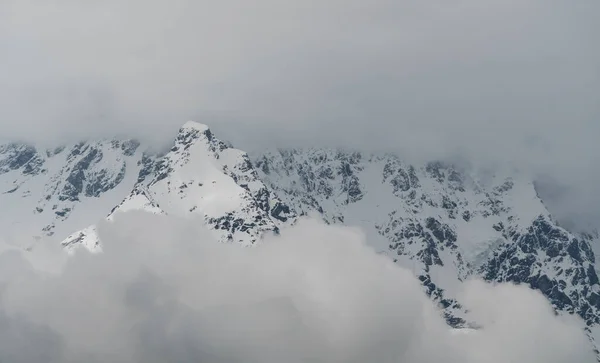 Besneeuwde Bergen Wolken — Stockfoto