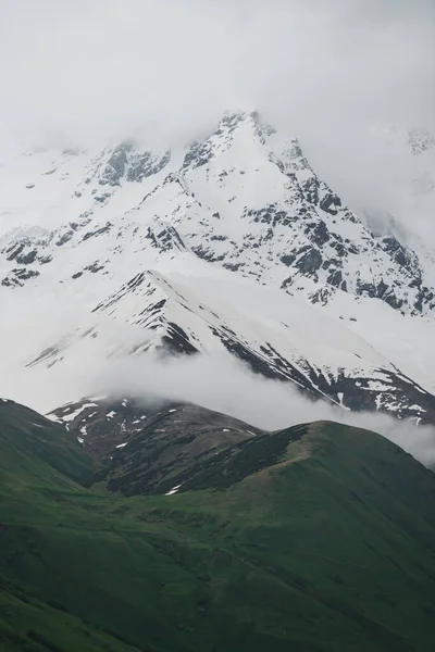 Schneebedeckte Berge Und Grüne Bergrücken Wolken Georgien — Stockfoto