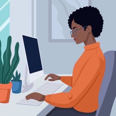 Vektör illüstrasyonu Afrikalı Amerikalı kadın modern düz stil bilgisayar eğitimi alıyor. Evde serbest çalışan birinin uzaktan kumandalı çalışması. Uzaktan çalışan siyah kadın programcı.