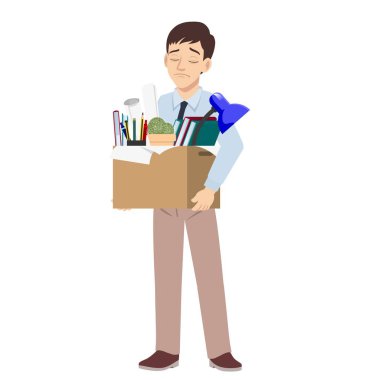 Üzgün, genç bir ofis çalışanı, kişisel eşyalarla dolu bir kutu taşıyor. 