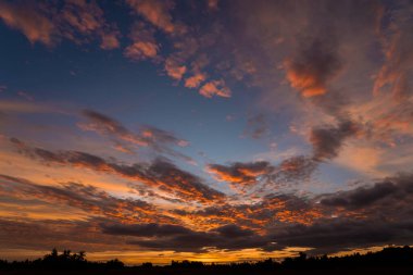 Tropik Turuncu Bulutlar ve Mavi Gökyüzü Günbatımı