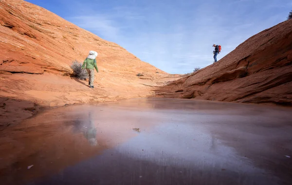 Vater Und Sohn Canyonland Nationalpark Wandern Mein Mann Und Mein — Stockfoto